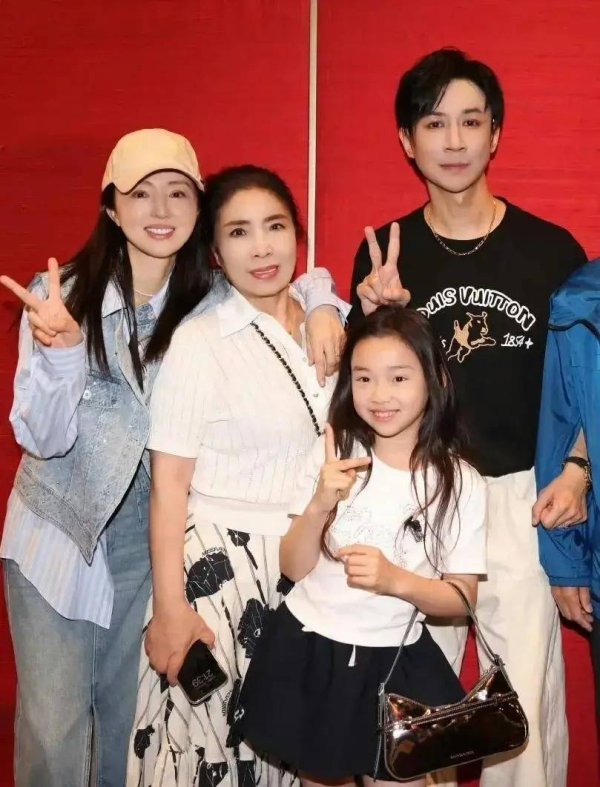 弘大速配 董璇张维伊刚结婚就吵架，佟丽娅婚礼眼神似已预知